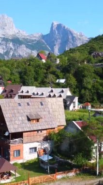 Arnavutluk 'un Theth Ulusal Parkı' ndaki kır evlerinin insansız hava aracı görüntüsü. Arnavut Alpleri