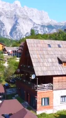 Arnavutluk 'un Theth Ulusal Parkı' ndaki vadide insansız hava aracı var. Arnavut Alpleri