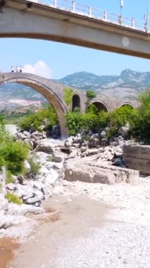 Shkoder yakınlarındaki Eski Mes köprüsünün havadan görüntüsü. Arnavutluk, Avrupa. Osmanlı taş kemer köprüsü Ura e Kadiut