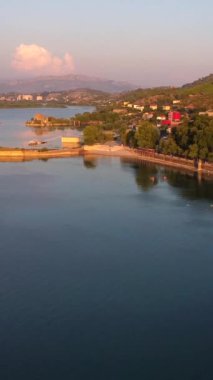 Shkoder yakınlarındaki Shiroka Gölü 'nün güzel manzarasının hava aracı görüntüsü. Arnavutluk