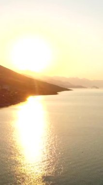Shkoder yakınlarındaki Shiroka Gölü 'nün hava aracı görüntüsü. Arnavutluk. Dağdaki güneşe doğru dönüyor.