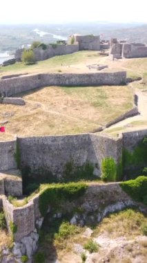 Rozafa Kalesi 'nin ve Shkoder şehrindeki kalesinin insansız hava aracı görüntüsü. Arnavutluk