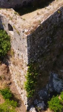 Göl kenti Shkoder 'deki Rozafa Kalesi' nin insansız hava aracı görüntüsü. Arnavutluk. Duvarların detaylarına bakmayı planlıyorum.