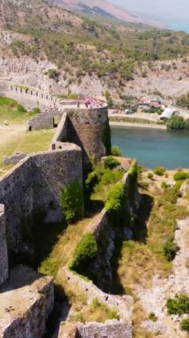 Göl kenti Shkoder 'deki Rozafa Kalesi' nin insansız hava aracı görüntüsü. Arnavutluk. Duvarların detaylarına bakmayı planlıyorum.
