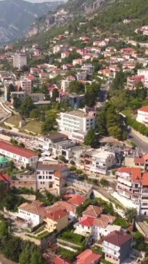Kruje Kalesi ve kalesinden şehrin panoramik hava aracı görüntüsü. Arnavutluk
