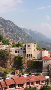 Kruje Kalesi ve kalesinin hava aracı görüntüsü. Arnavutluk