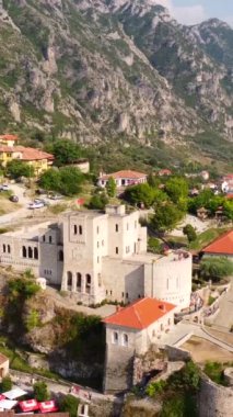 Kruje Kalesi ve kalesi hava aracı, kule ve arkasında dağlar olan Kruje müzesinden görüldü. Arnavutluk. Döndürme