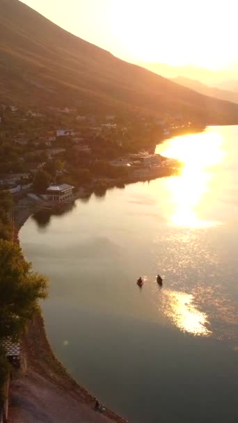 Pemandangan Drone Udara Dari Danau Shiroka Saat Matahari Terbenam Dengan — Stok Video
