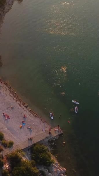 Pemandangan Drone Udara Dari Pantai Danau Shiroka Saat Matahari Terbenam — Stok Video