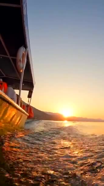 Вид Снизу Вдоль Оранжевого Заката Воды Озера Шкодер Широке Туристической — стоковое видео