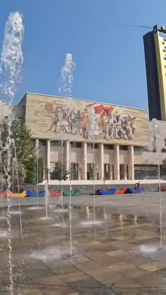 Wasserdüsen Neben Dem Nationalen Historischen Museum Skanderbeg Platz Tirana Albanien — Stockvideo