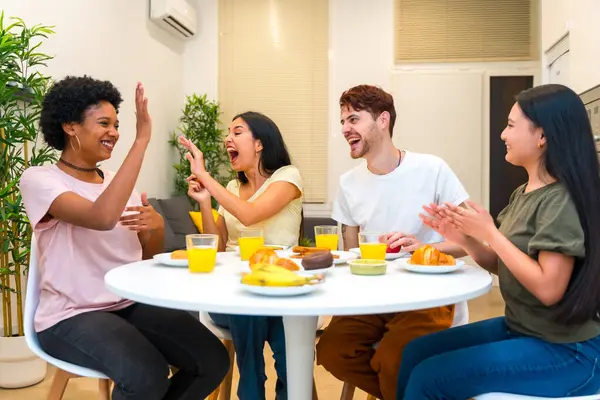 Heureux Amis Multiraciaux Célébrant Félicitant Haute Cinq Pendant Petit Déjeuner — Photo