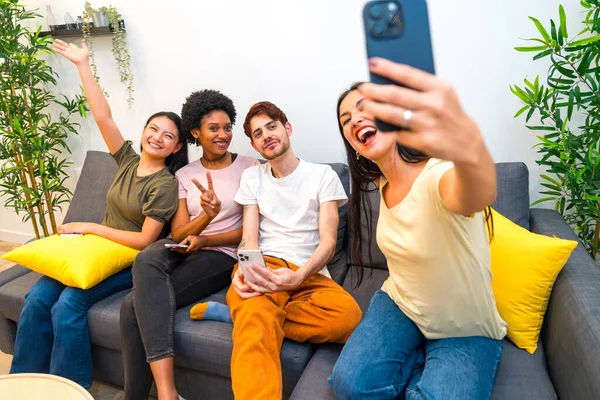 Heureux Amis Multiculturels Prenant Selfie Assis Sur Canapé Ensemble Maison — Photo