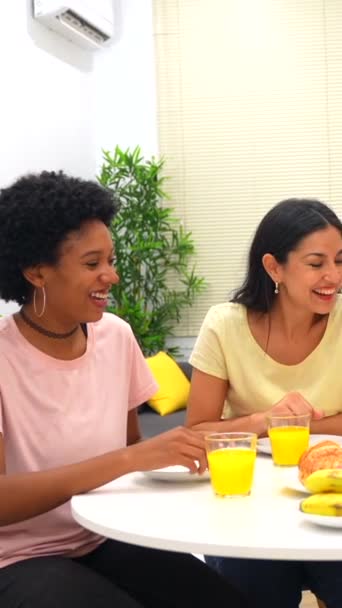Çok Irklı Arkadaşlar Birlikte Sağlıklı Bir Kahvaltı Yapıyorlar Evde Oturup — Stok video