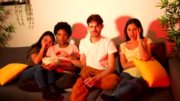 Wieloetniczni Przyjaciele Noc Horrorem Siedzą Domu Kanapie Jedząc Popcorn Zakrywając — Wideo stockowe