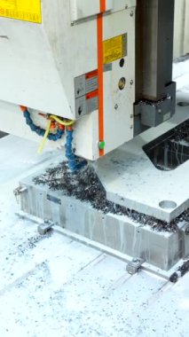 Cnc makine paneli tarafından kontrol edilen bir sanayi makinesi.