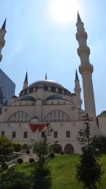 Tiran 'daki Skanderbeg Meydanı yakınlarındaki Namazgah Camii' nde hiperlapa. Arnavutluk. Aşağıdan yan kaplama