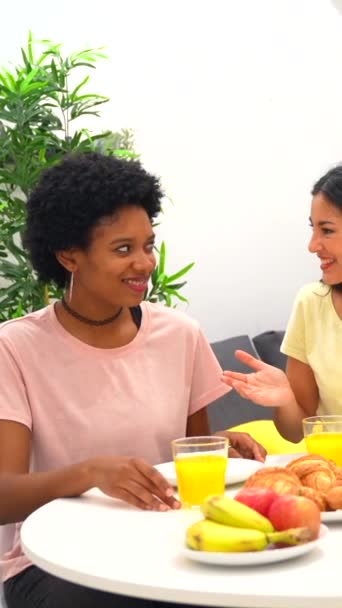 年轻的多民族朋友在家里吃着健康的早餐时大笑 — 图库视频影像