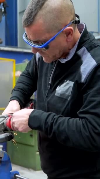 Arbetstagare Med Skyddsutrustning Som Använder Elektrisk Hjulslipning Fabrik — Stockvideo