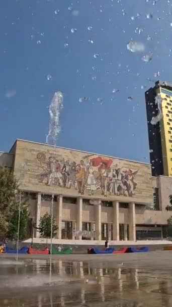 Zeitlupe Wasser Neben Dem Nationalen Historischen Museum Skanderbeg Platz Tirana — Stockvideo