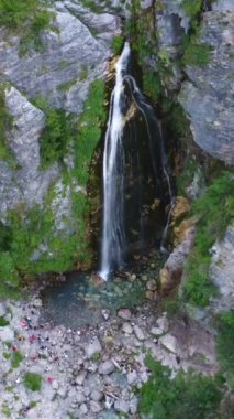 Arnavutluk 'un Theth ulusal parkındaki şelalenin insansız hava aracı görüntüsü