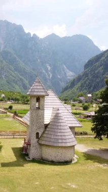 Arnavutluk 'un Theth Ulusal Parkı vadisindeki Katolik Kilisesi' nin hava manzarası. Alp Dağları