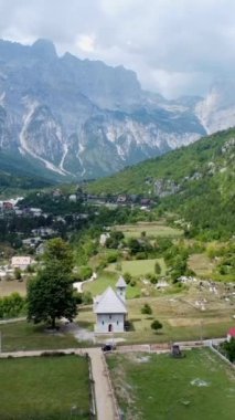 Arnavutluk 'un Theth Ulusal Parkı vadisindeki güzel Katolik Kilisesi. Alban Alpleri. Geriye doğru yakınlaştırılıyor