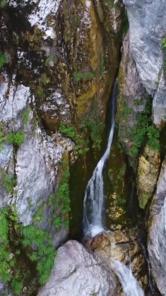 Letecký Pohled Vodopád Národním Parku Theth Albánii Nacerero Řeky Skále — Stock video