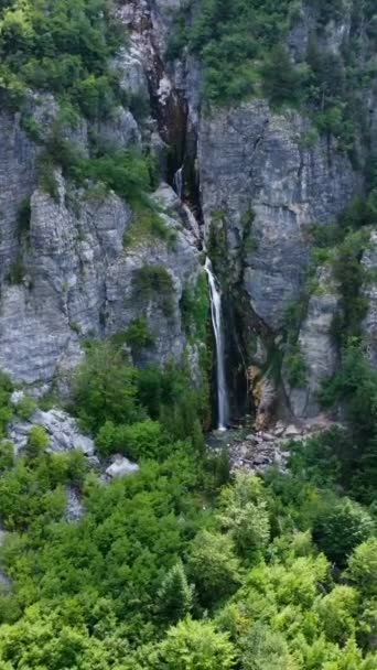 アルバニアのテテト国立公園の滝の空中ドローンビュー 滝に向かってズーム — ストック動画