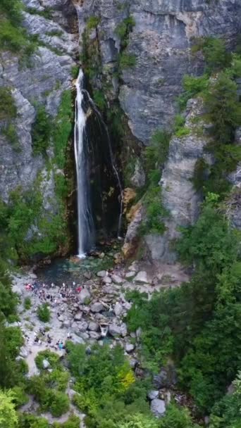 阿尔巴尼亚第2国家公园瀑布的空中无人驾驶图像 右转盘 — 图库视频影像