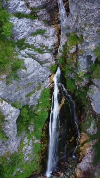 Vista Aérea Drone Cachoeira Theth National Park Albânia Descendo Drone — Vídeo de Stock