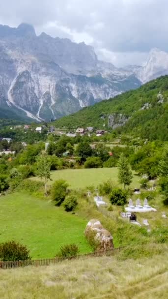 パニングはアルバニアのテテト国立公園の谷を撃った アルバニアのアルプス — ストック動画