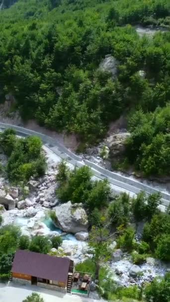 Tiro Aéreo Sobre Rio Cachoeira Theth National Park Albânia — Vídeo de Stock