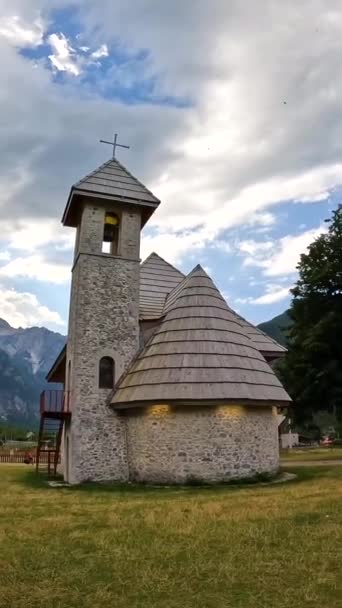 アルバニアのテテテト国立公園の谷にあるカトリック教会でのパニング アルバニアのアルプス — ストック動画