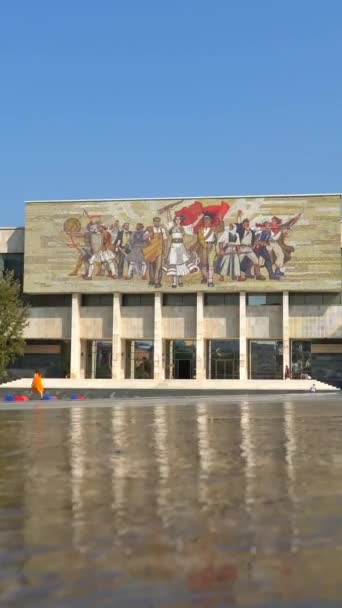 Museo Histórico Nacional Plaza Skanderbeg Tirana Reflejado Las Aguas Subterráneas — Vídeo de stock