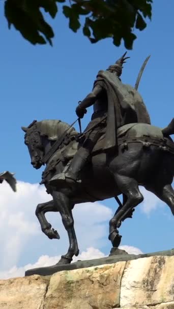 Monumento Caballo Skanderbeg Plaza Skanderbeg Tirana Bandera Albanesa Moviéndose Viento — Vídeos de Stock