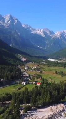 Valbona vadisi, hostel ve otel alanı, Theth ulusal parkı, Arnavut Alpleri ve Arnavutluk 'un panoramik hava aracı görüntüsü