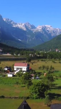 Valbona vadisi, hostel ve otel alanı, Theth ulusal parkı, Arnavut Alpleri ve Arnavutluk 'un panoramik hava aracı görüntüsü