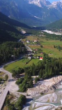 Valbona vadisi ve pansiyon alanı, Theth ulusal parkı, Arnavutluk Alpleri ve Arnavutluk 'un panoramik hava aracı görüntüsü