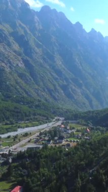 Valbona Vadisi, Theth Ulusal Parkı, Arnavutluk Alpleri ve Arnavutluk 'un panoramik hava aracı görüntüsü.