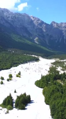 Yaz mevsiminde Valbona vadisi ve kurak nehrin havadan görünüşü, Theth ulusal parkı, Arnavutluk Alpleri, Arnavutluk