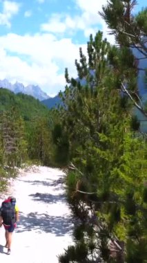 Valbona-Theth yürüyüşü için Valbona Vadisi, Theth Ulusal Parkı, Arnavutluk Alpleri, Arnavutluk