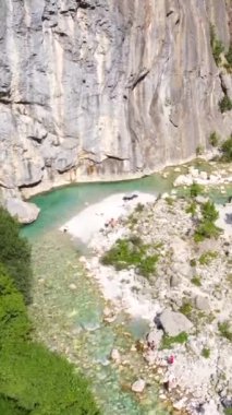 Valbona Vadisi 'nin güzel turkuaz nehri, Theth Ulusal Parkı, Arnavutluk Alpleri, Arnavutluk
