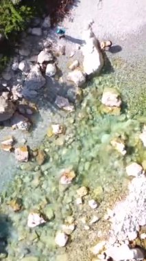 Valbona vadisi, Theth ulusal parkı, Arnavutluk Alpleri ve Arnavutluk 'un turkuaz sularındaki küçük yaz banyoları manzarası