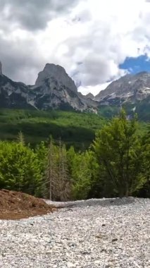 Valbona Vadisi 'nden Theth' e, Theth Ulusal Parkı, Arnavutluk Alpleri ve Valbona Arnavutluk 'a giden yolda zaman ilerliyor