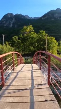 Valbona Vadisi 'nin turkuaz su nehri üzerindeki kırmızı köprü, Theth ulusal parkı, Arnavutluk Alpleri, Arnavutluk