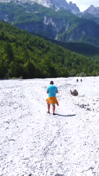Joven Excursionista Caminando Largo Del Río Seco Verano Través Del — Vídeos de Stock