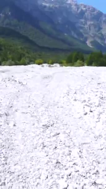 バルボナ渓谷 テテテット国立公園 アルバニアアルプス アルバニアを経由して夏の乾燥川に沿ってラガムに向かうドライ川トレイル — ストック動画