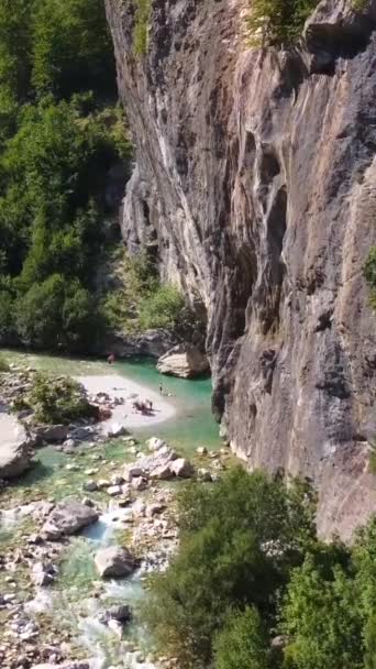 バルボナ渓谷のターコイズウォーターで小さな夏の入浴ビーチ テテテット国立公園 アルバニアアルプス アルバニア — ストック動画