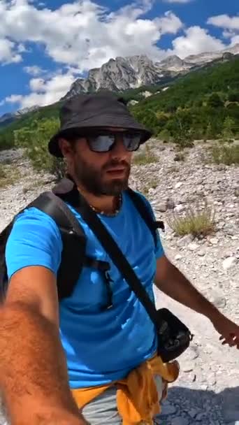 バルボナ渓谷のトレッキングトレッキングトレイルを歩くハイカー テテテット国立公園 アルバニアアルプス バルボナアルバニア — ストック動画
